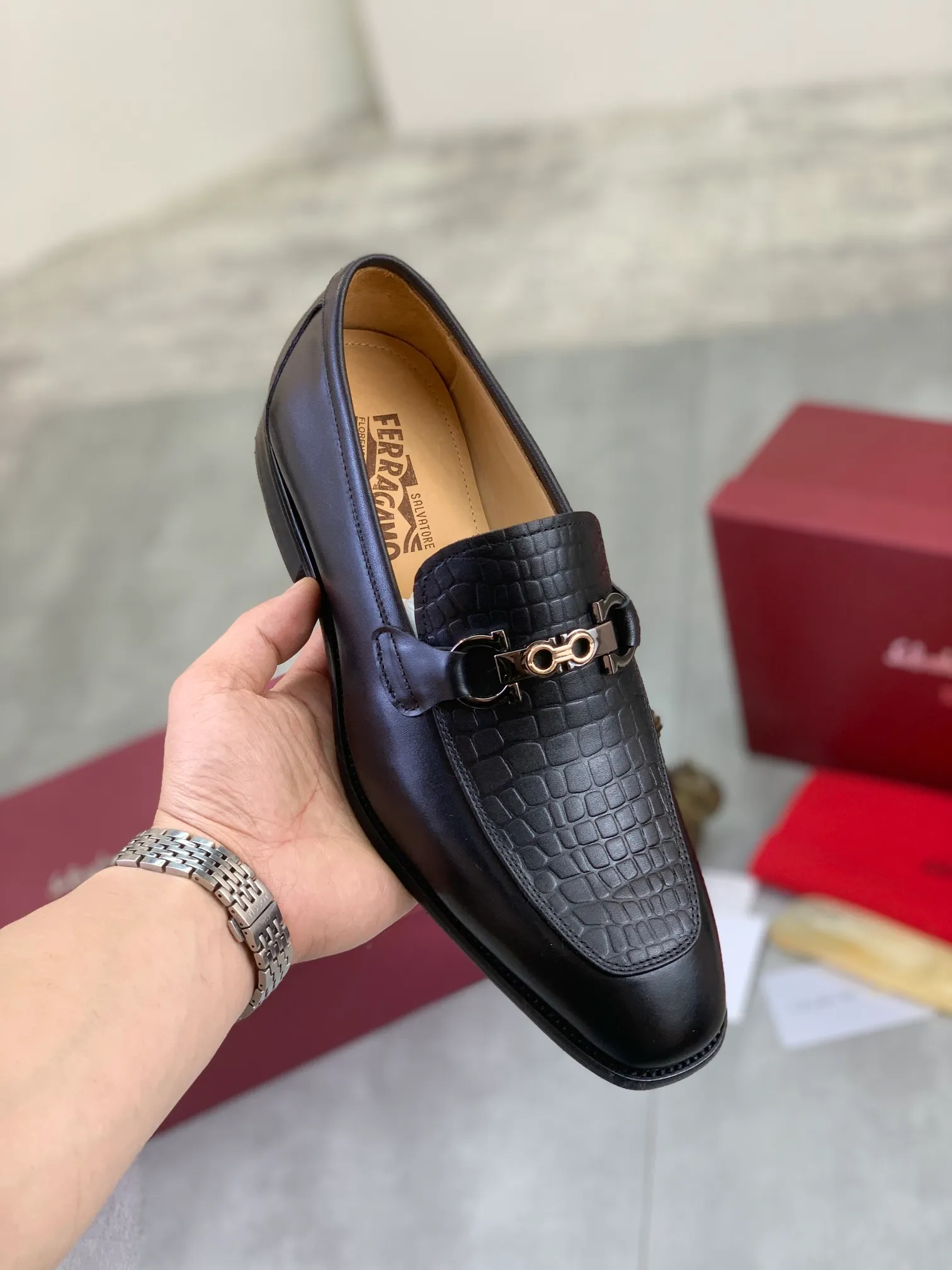 Men's Men's Shoes 💰P460💰[New Style] Water-dyed Niuli 🆘[Salvatore Ferragamo] Ferragamo's latest casual business leather shoes for men! Available at counters simultaneously! The fabric is made of specially imported original calfskin, and the interior is made of imported water-dyed cowhide. It is absolutely luxurious and leads the fashion trend. Matching code: 38-47 black optional